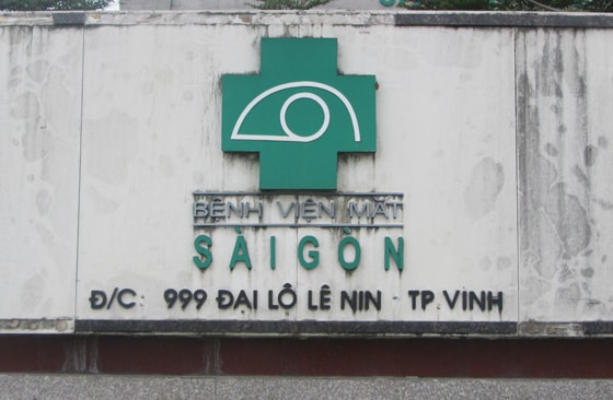 Biển số 999 treo trước cổng vào.