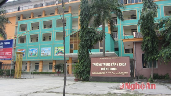 Trường Trung cấp Y khoa miền Trung có biển 55, trong khi hai tòa nhà kế bên không có số.