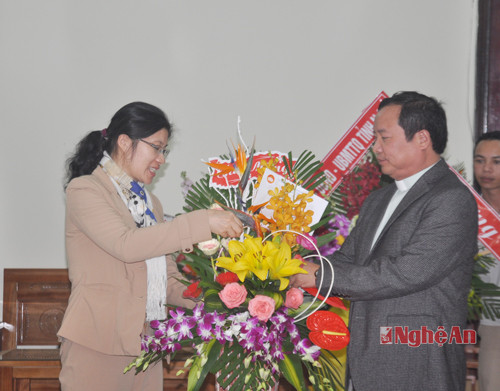 Đại diện lãnh đạo MTTQ tỉnh  tặng hoa chúc mừng linh mục Nguyễn Văn Vinh- quản hạt Cầu Rầm