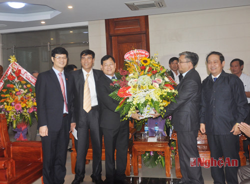 Đoàn công tác của tỉnh tặng hoa, chúc mừng giáo xứ Yên Đại