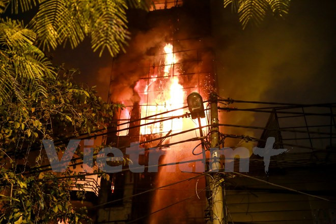 Vụ cháy lúc nửa đêm khiến 2 căn nhà bị thiêu rụi hoàn toàn. (Ảnh: Minh Sơn/Vietnam+)