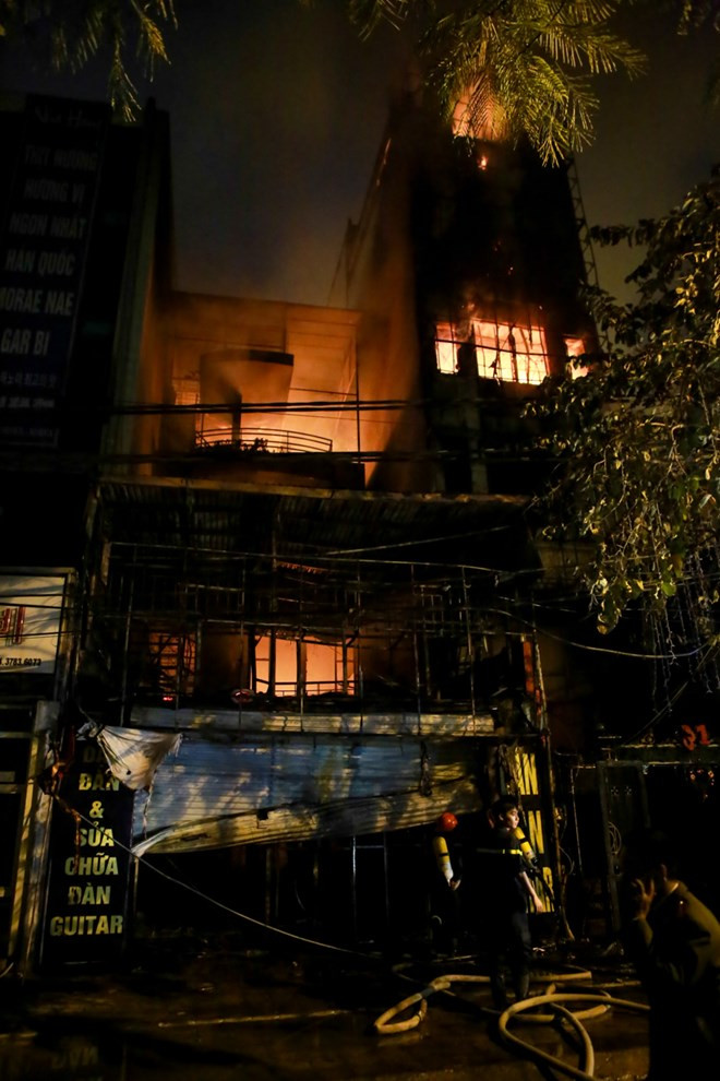 Hai căn nhà số 29 và 31 Nguyễn Khang bị thiêu rụi trong đêm. (Ảnh: Minh Sơn/Vietnam+)