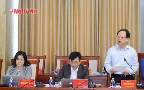 Nguyễn Văn Độ - Giám đốc Sở Kế hoạch và Đầu tư báo cáo tình hình thực hiện kế hoạch kinh tế-xã hội, quốc phòng-an ninh tháng 12/2015.