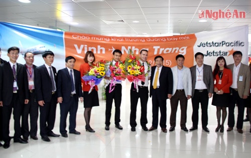 Lãnh đạo tỉnh chụp ảnh lưu niệm với phi hành đoàn và cán bộ nhân viên Jetstar Pacific trong lễ khai trường đường bay Vinh-Cam Ranh hôm 15/12.