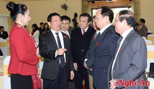 Kỳ họp thứ 15 HĐND tỉnh khóa XVI diễn ra từ ngày 18-20/12 đã thành công tốt đẹp. Trong ảnh: Các đại biểu trao đổi bên lề phiên họp của HĐND tỉnh.