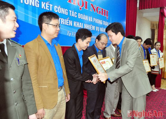 Trao Bằng khen của Ban Chấp hành Trung ương Đoàn Thanh niên Cộng sản Hồ Chí Minh cho các tập thể có thành tích xuất sắc trong công tác Đoàn và phong trào thanh thiếu niên năm 2015 