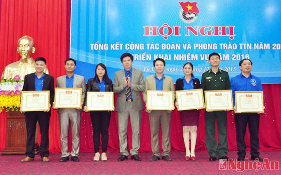 Trao Bằng khen của Ban Chấp hành Trung ương Đoàn Thanh niên Cộng sản Hồ Chí Minh cho các tập thể có thành tích xuất sắc trong công tác Đoàn và phong trào thanh thiếu niên năm 2015 