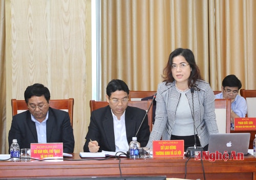 Đồng chí Nguyễn Thị Kim Chi - Giám đốc Sở Giáo dục và Đào tạo kiến nghị UBND tỉnh điều tiết cân đối và ưu tiên ngân sách hỗ trợ ngành giáo dục đầu tư vật lực và thực hiện nhiệm vụ chuyên môn, đẩy nhanh công tác dạy và học Tin học và Ngoại ngữ trong các nhà trường.