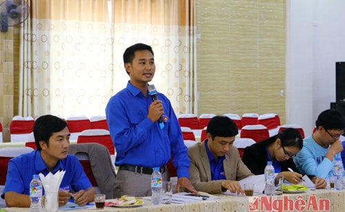 Đồng chí Phan Văn Hiếu - Bí thư huyện đoàn Nghĩa Đàn tham luận về gây dựng những mô hình thanh niên phù hợp với địa bàn.