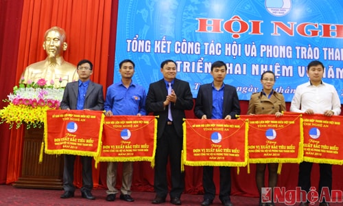 Trao cờ thi đua cho các tập thể có thành tích xuất sắc trong năm 2015.