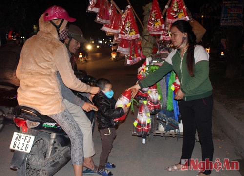 Các xe đẩy hàng rong tràn xuống cả lòng đường buôn bán ...