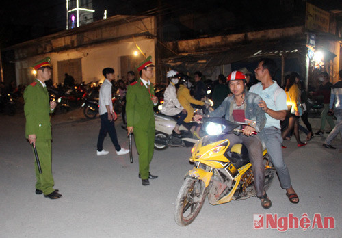 Nhiều người không chấp hành luật giao thông, đi trái làn đường quy định, lực lượng công an rất vất vả để lập lại trật tự. Ảnh chụp ở đoạn đường vào nhà thờ Cầu Rầm.