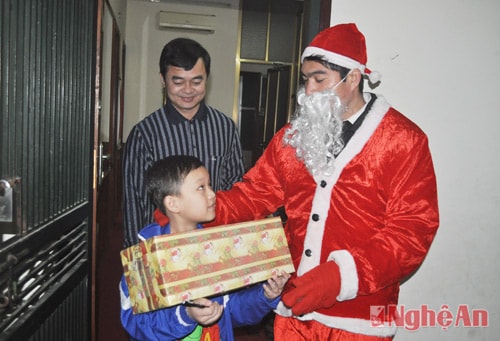 Các ông già Noel còn rất 