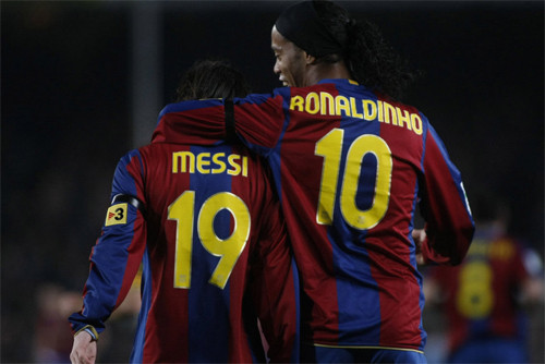 Ronaldinho và Messi là hai số 10 thành công nhất trong lịch sử Barca. Ảnh: Reuters