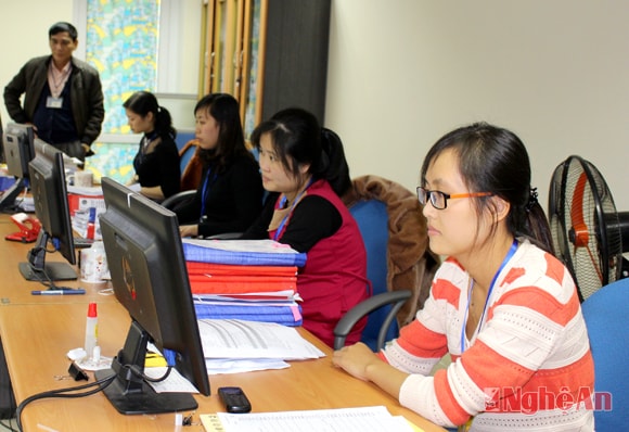 Cán bộ chi cục Thuế Vinh kiểm tra hồ sơ thuế qua mạng