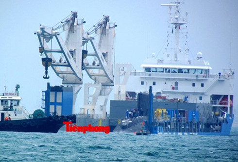 Tàu 183-Thành phố Hồ Chí Minh đang được đưa ra khỏi tàu Rolldock Star ở vịnh Cam Ranh, ngày 22/3/2014