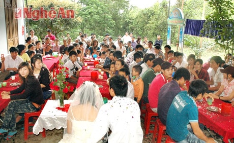 Đám cưới theo nếp sống mới ở Nghĩa Bình (Tân Kỳ). Ảnh: Trần Cảnh Yên