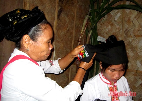Bà mối làm lễ chít khăn cho cô dâu trong đám cưới người Thái ở Con Cuông Ảnh: Hữu vi