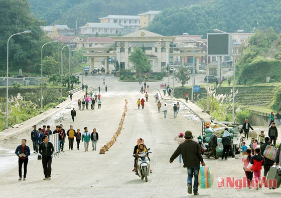Vào ngày diễn ra phiên chợ vùng biên, rất đông người dân Kỳ Sơn và du khách gần xa qua Cửa khẩu quốc tế Nậm Căn để đi chợ.