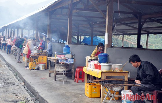 Chợ biên nổi tiếng với các món ăn đặc sản vùng cao nên các gian hàng ẩm thực luôn có rất đông khách.