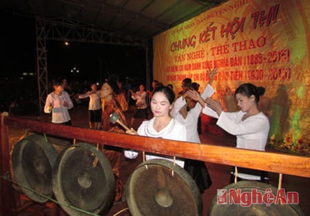 Màn diễn tấu công chiêng của xã Nghĩa Mai