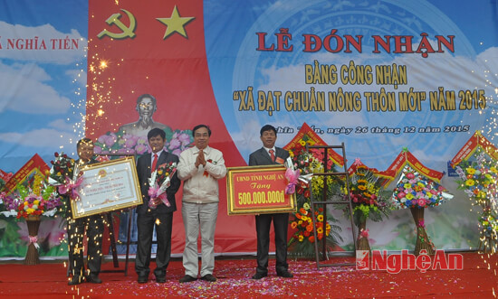 Đồng chí Vi Lưu Bình - Phó Giám đốc Sở Nông nghiệp & PTNT trao Bằng công nhận đạt chuẩn NTM cho lãnh đạo xã Nghĩa Tiến
