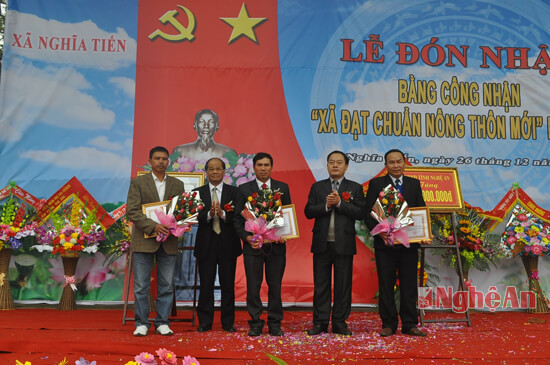 Lãnh đạo Thị ủy, UBND Thị xã Thái Hòa tặng giấy khen cho các cá nhân, tập thể có thành tích xây dựng NTM của xã Nghĩa Tiến