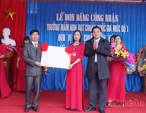 Lãnh đạo huyện Quỳ Hợp trao bằng công nhận trường đạt chuẩn Quốc gia cho Nhà trường