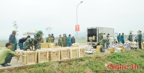 Dàn pháo hoa tầm thấp cũng đã được Huyện đội và Công ty Z21 lắp đặt sẵn sàng 