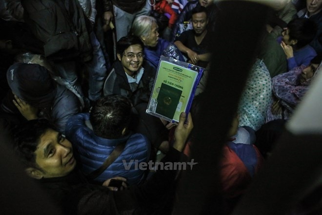 Cảnh chen lấn, xếp hàng đăng ký tiêm chủng vắcxin Pentaxim ở Hà Nội, sáng 25/12