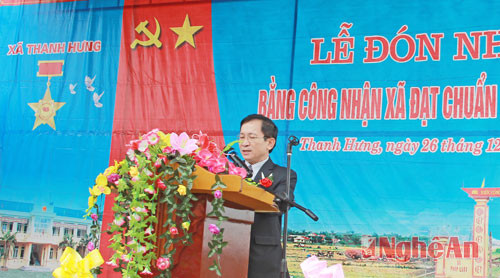 Đồng chí Đinh Viết Hồng- Phó Chủ tịch UBND tỉnh trao quyết định công nhận  và phần thưởng cho cho đại diện lãnh đạo xã