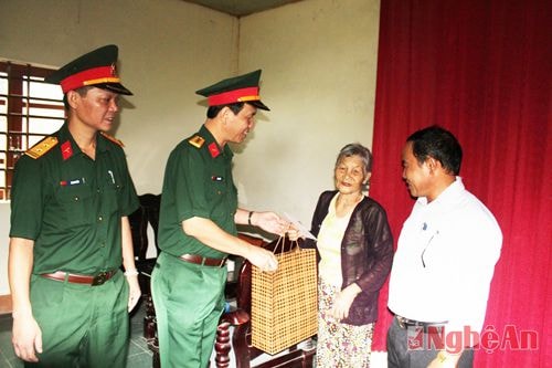 Đại tá Hà Tân Tiến - CHT _ Bộ CHQS tỉnh tặng quà cho mẹ Nguyễn Thi Loan mẹ liệt sỹ Lê Duy Trúc liệt sỹ chống Mỹ ở  xã Hưng Hòa
