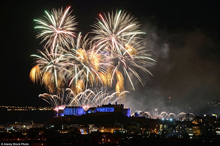 Người dân Edinburgh, Scotland đón năm mới bằng lễ hội Hogmanay sôi động với nhạc sống, sân khấu hoành tráng kéo dài tói 3 ngày. Điểm nhấn của lễ hội chính là màn bắn pháo hoa rực rỡ từ lâu đài Edinburgh.