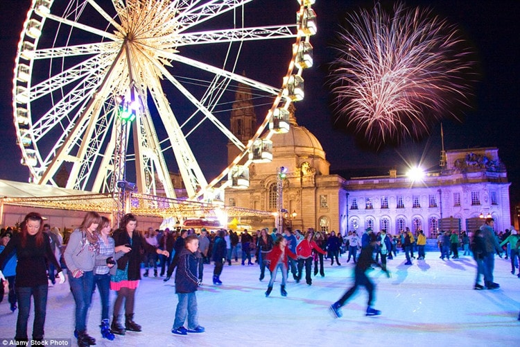 Màn bắn pháo hoa trình diễn của thành phố Cardiff sẽ được diễn ra tại Winter Wonderland. Du khách vừa trượt băng, vừa có thể ngắm pháo hoa.