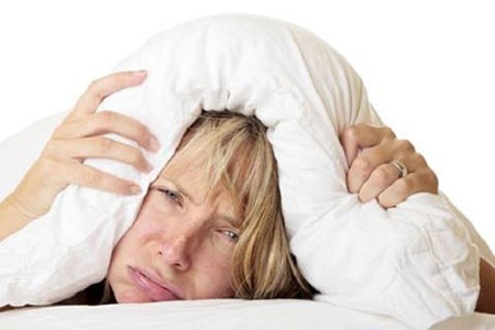 Trùm chăn kín đầu là một trong những thói quen ngủ gây hại cho sức khỏe vào mùa đông. Ảnh: Sleepfoundation.