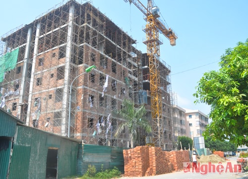 Tại dự án khu nhà chung cư cao 7 tầng ở Hưng Lộc của Công ty CP TECCO Miền Trung làm chủ đầu tư (gồm 63 căn hộ và diện tích từ 61 – 66 m2) đang được đơnvị thi công tích cực hoàn thiện bàn giao cho khách hàng (ngày 30/4/2016) theo đúng hợp đồng ký kết…
