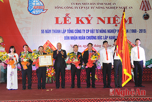 Đồng chí Uông Chu Lưu trao Huân chương Độc lập hạng nhất