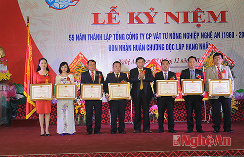 đồng chí Nguyễn Xuân Đường trao bằng khen của UBND tỉnh cho các tập thể và cả nhân