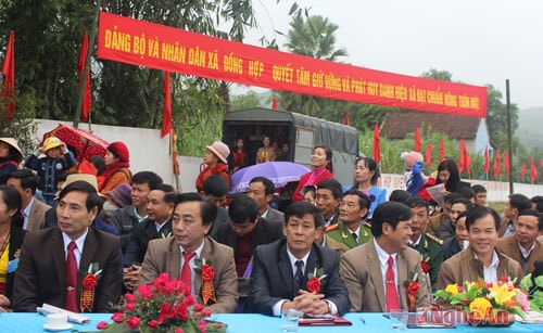 Đại diện lãnh đạo tỉnh và huyện Qùy Hợp về dự lễ đón Bằng đạt chuẩn NTM của xã.