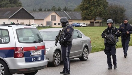 Cảnh sát Áo làm nhiệm vụ tại phía tây Vienna (Ảnh: Reuters)