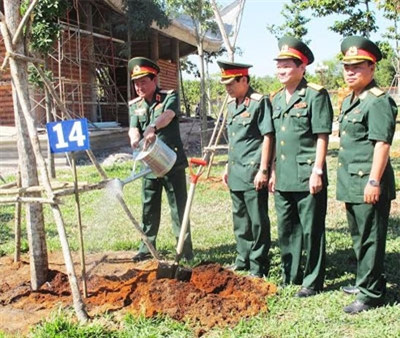 Các đại biểu trồng cây lưu niệm tại Khu truyền thống cách mạng Sài Gòn - Chợ Lớn - Gia Định.