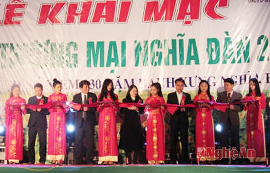 Cắt băng khai mạc hội chợ