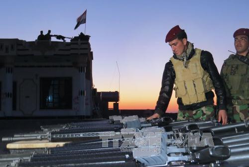 Binh sĩ Iraq kiểm tra vũ khí đạn dược trong chiến dịch tấn công IS tại Ramadi ngày 27/12. Ảnh: AFP/TTXVN