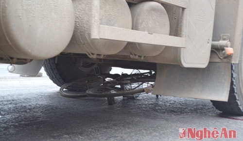 Chiếc xe đạp của nạn nhân bị ô tô tải cuốn dưới gầm