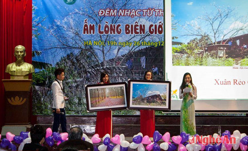 Đêm nhạc tiến hành bán đấu giá 2 bức tranh phong cảnh xứ Nghệ.