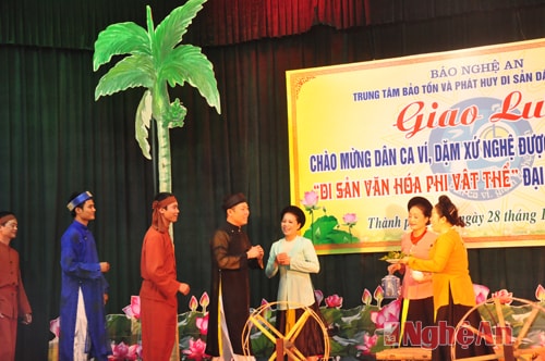 Trung tâm Bảo tồn và phát huy di sản dân ca ví giặm Nghệ An giao lưu tại Báo Nghệ An - ảnh Đức Chuyên