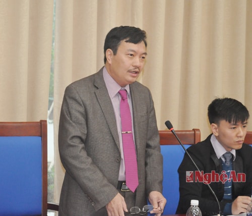 Ông Trần Anh Sơn, Phó Chủ tịch thường trực Hội Doanh nghiệp tiêu biểu Nghệ An trao đổi kiến nghị của một số doanh thành viên về đơn giá tiền thuê đất