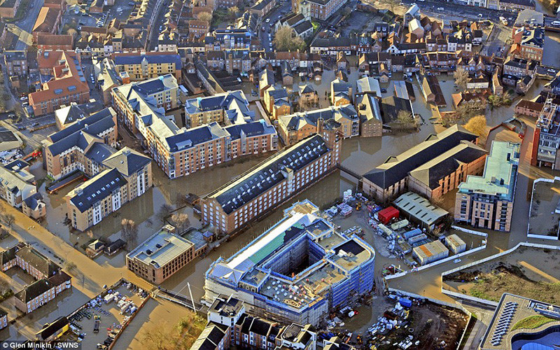 Sau những ngày mưa lớn kéo dài, cả thành phố York của Anh chìm trong biển nước. (ảnh: SWNG).