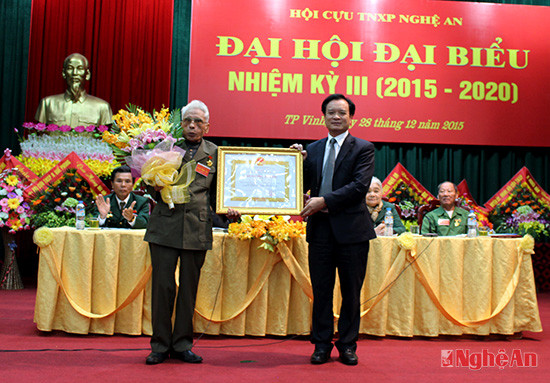 ông Mai Ất, chủ tịch Hội Cựu TNXP tỉnh đã vinh dự được đón nhận Huân chương lao động hạng nhì
