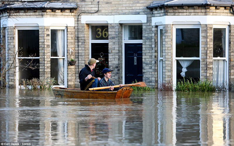 Ước tính nếu lũ lụt còn dâng cao, số căn nhà bị ảnh hưởng sẽ lên đến 3.500. (ảnh: SWNS).